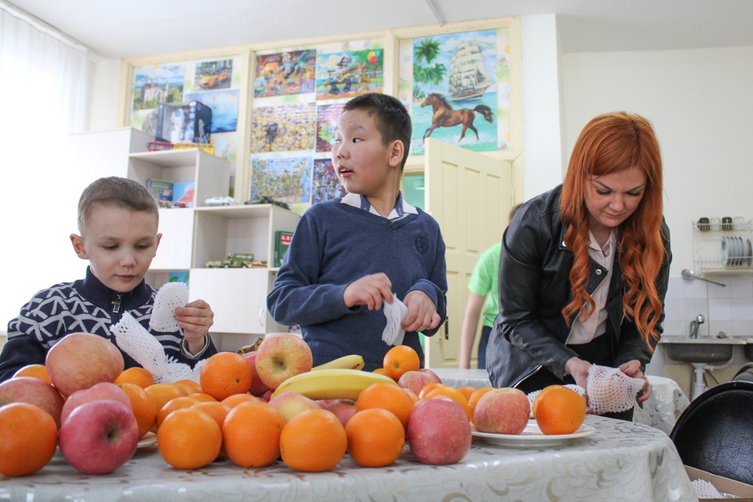 Корзина доброты: более 200 килограммов фруктов передали амурские газопереработчики в социальные учреждения Свободного