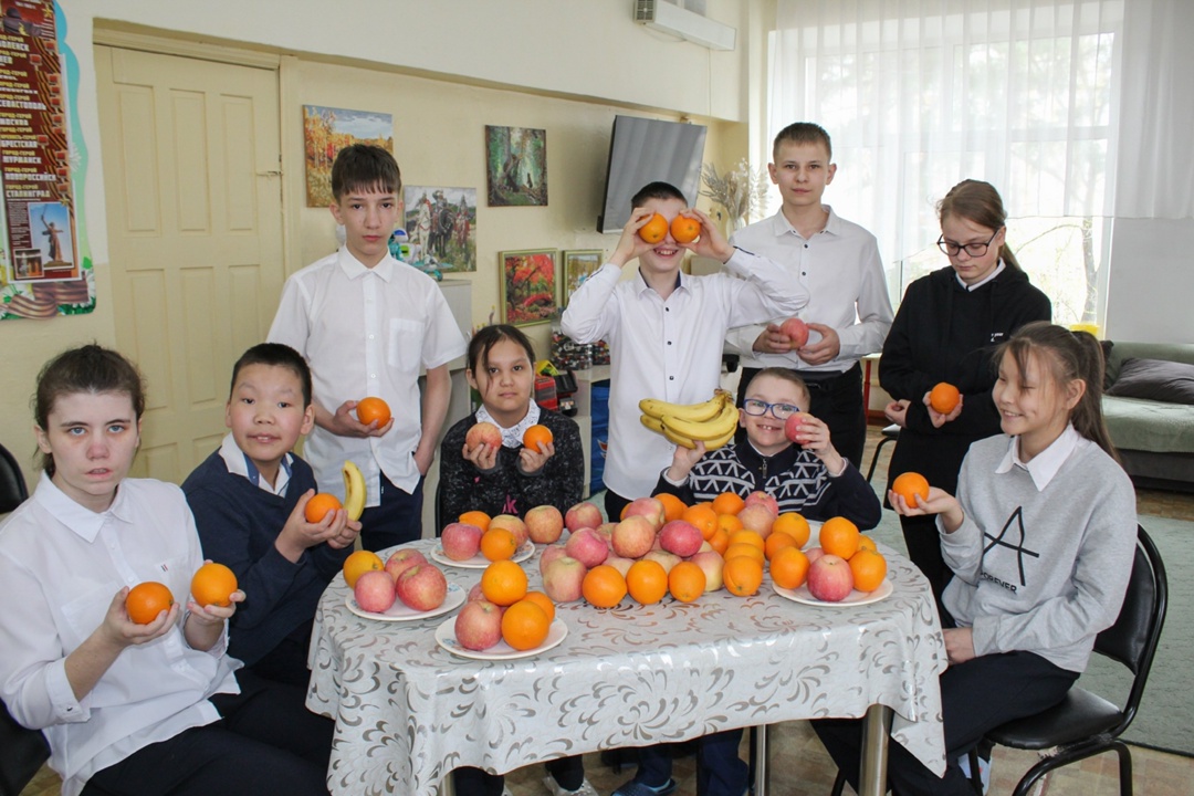 Корзина доброты: более 200 килограммов фруктов передали амурские газопереработчики в социальные учреждения Свободного