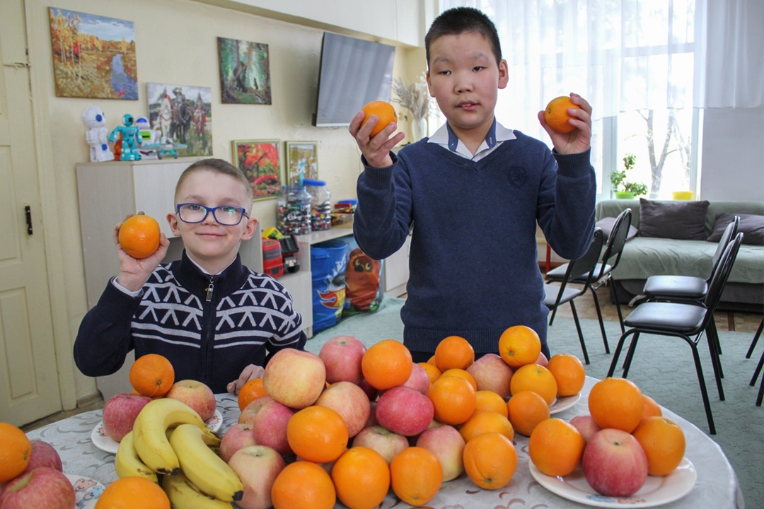 Корзина доброты: более 200 килограммов фруктов передали амурские газопереработчики в социальные учреждения Свободного