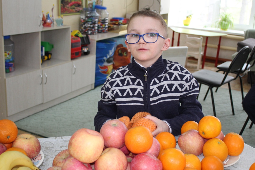 Корзина доброты: более 200 килограммов фруктов передали амурские газопереработчики в социальные учреждения Свободного