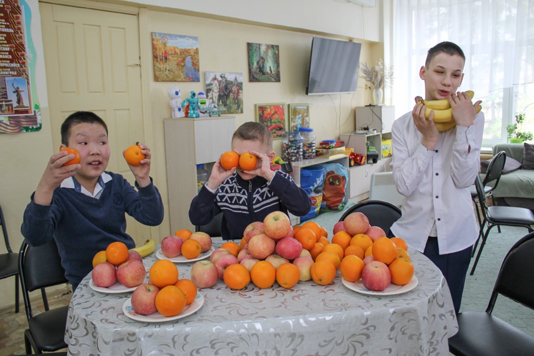 Корзина доброты: более 200 килограммов фруктов передали амурские газопереработчики в социальные учреждения Свободного