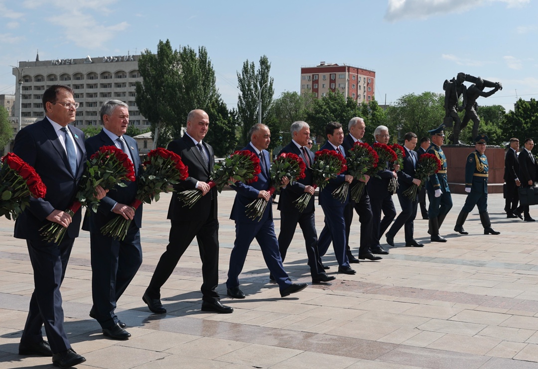 Вячеслав Володин и главы парламентских делегаций ПА ОДКБ отдали дань уважения подвигу воинов, погибших в годы Великой Отечественной войны.
