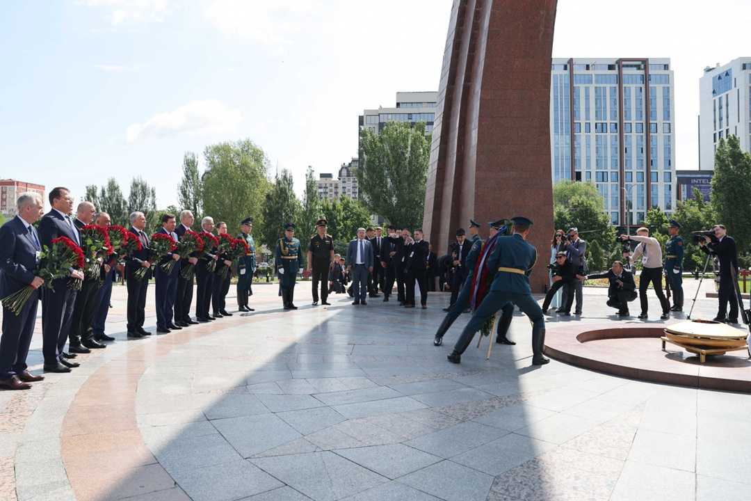 Вячеслав Володин и главы парламентских делегаций ПА ОДКБ отдали дань уважения подвигу воинов, погибших в годы Великой Отечественной войны.
