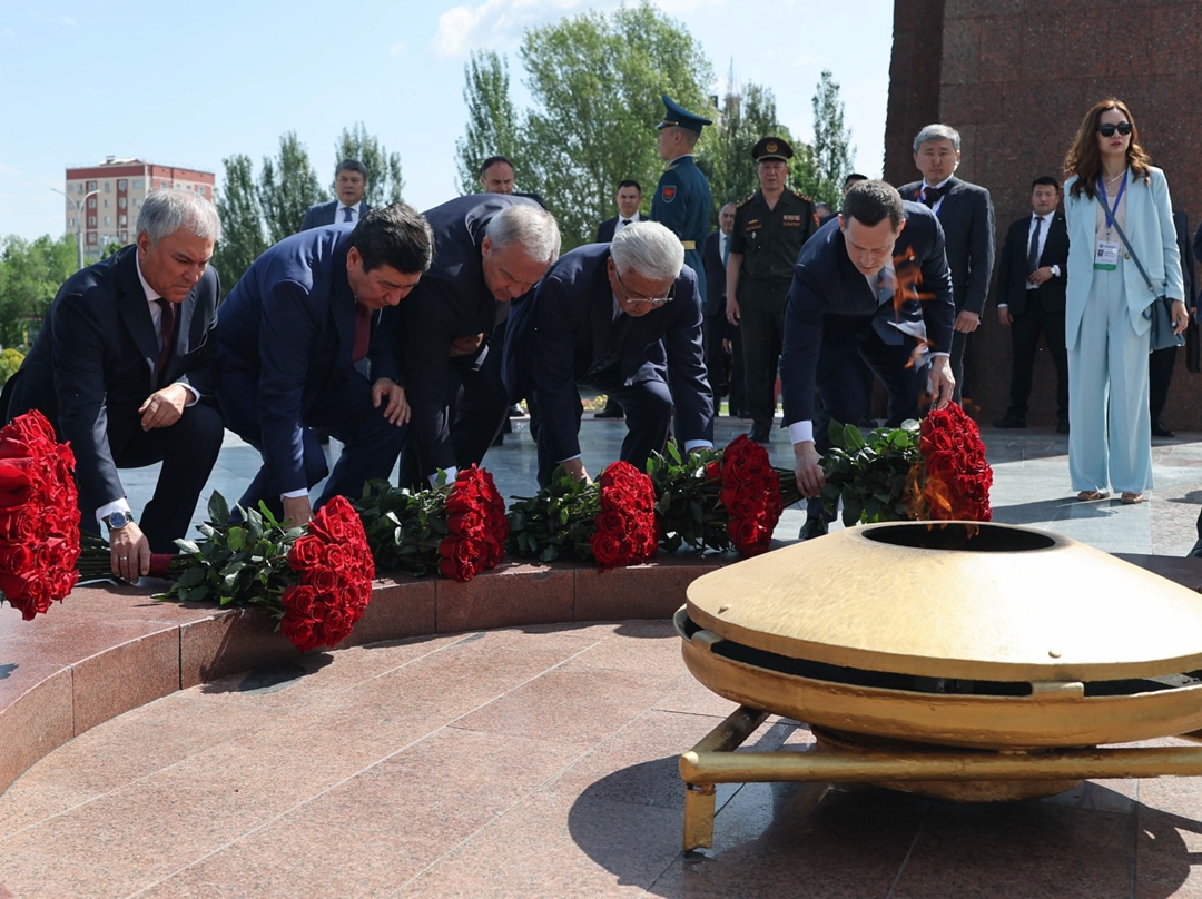 Вячеслав Володин и главы парламентских делегаций ПА ОДКБ отдали дань уважения подвигу воинов, погибших в годы Великой Отечественной войны.