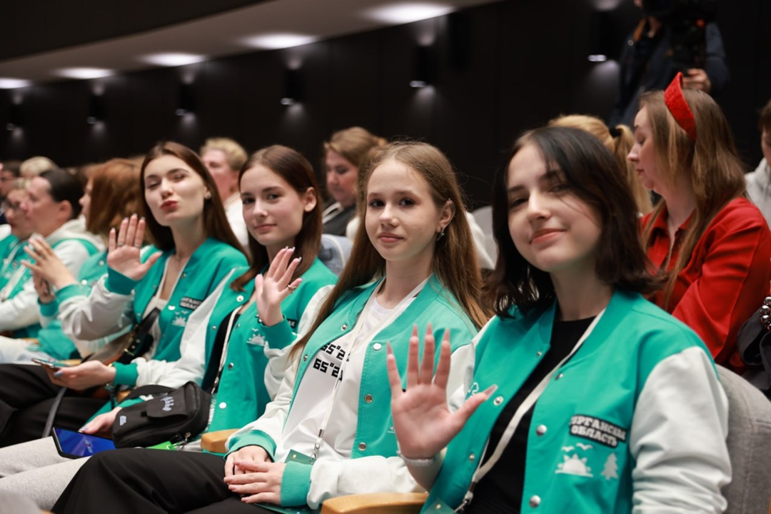 Дмитрий Чернышенко поприветствовал участников церемонии награждения международной программы «Классная страна»