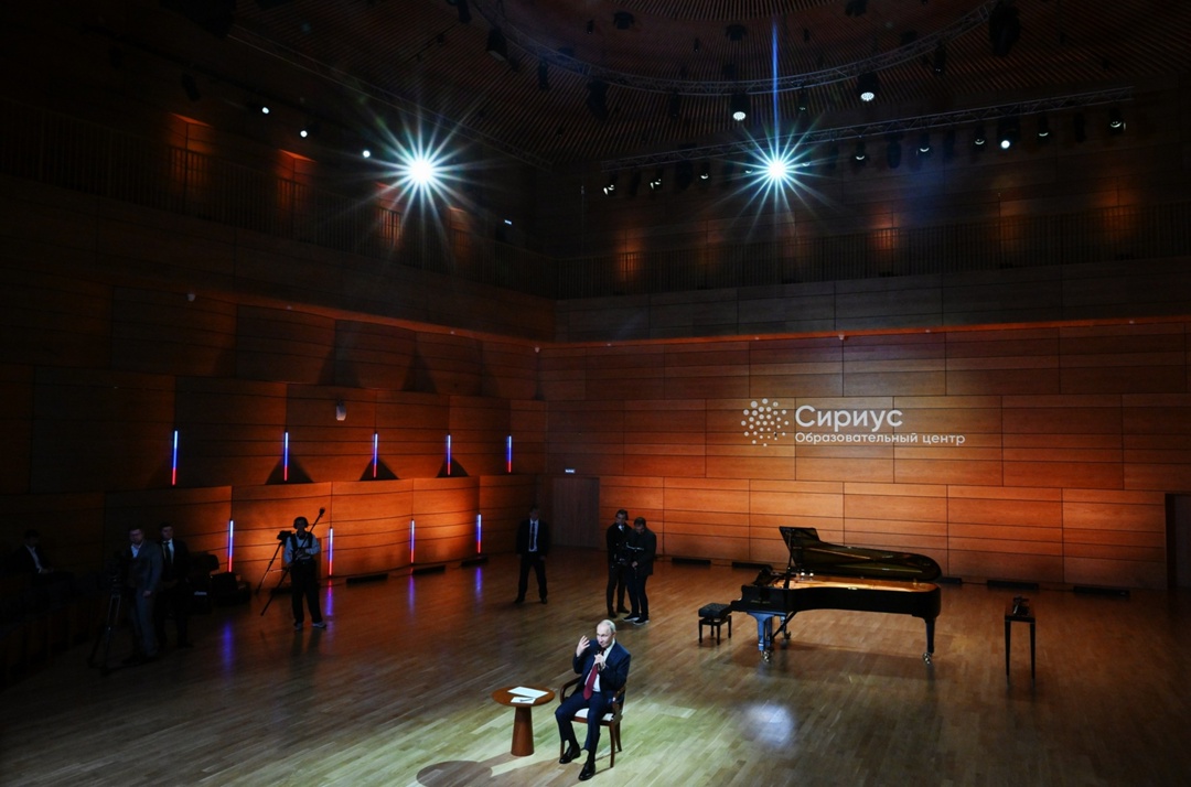 «Самая яркая звезда на небосклоне – Сириус. Поскольку сюда должны ехать одарённые дети, подростки, так и возникло само название»