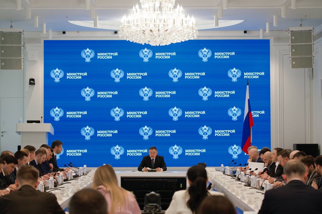 В Минстрое России прошло еженедельное оперативное совещание под председательством Министра строительства и ЖКХ РФ Ирека Файзуллина