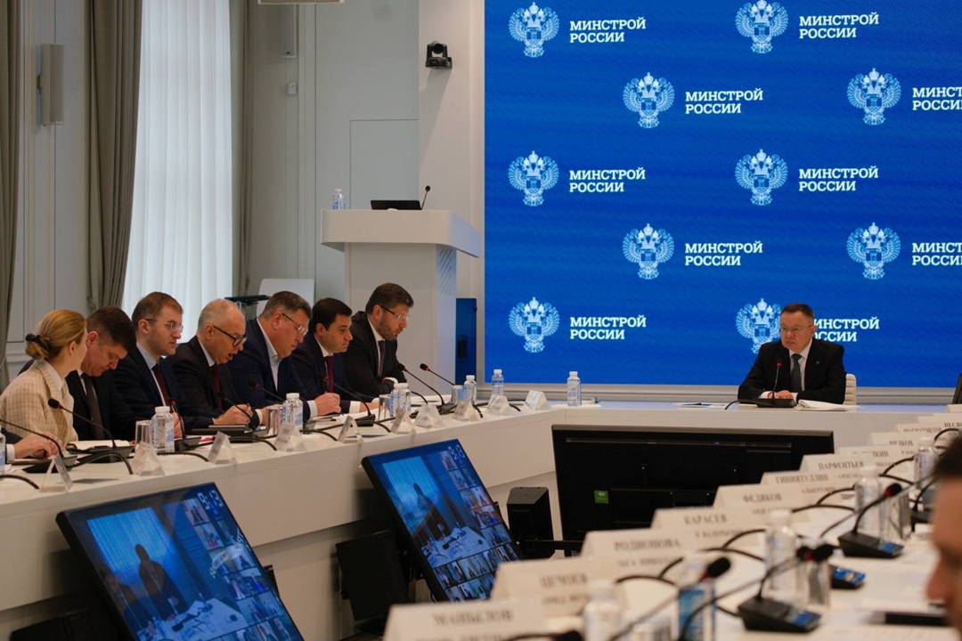 В Минстрое России прошло еженедельное оперативное совещание под председательством Министра строительства и ЖКХ РФ Ирека Файзуллина