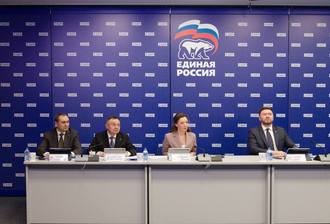 «Единая Россия» и Минстрой России провели прямую линию по вопросам ЖКХ
