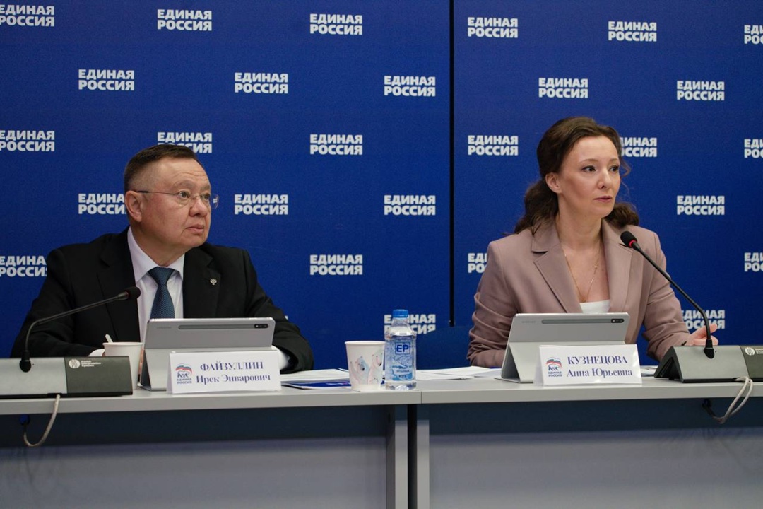 «Единая Россия» и Минстрой России провели прямую линию по вопросам ЖКХ