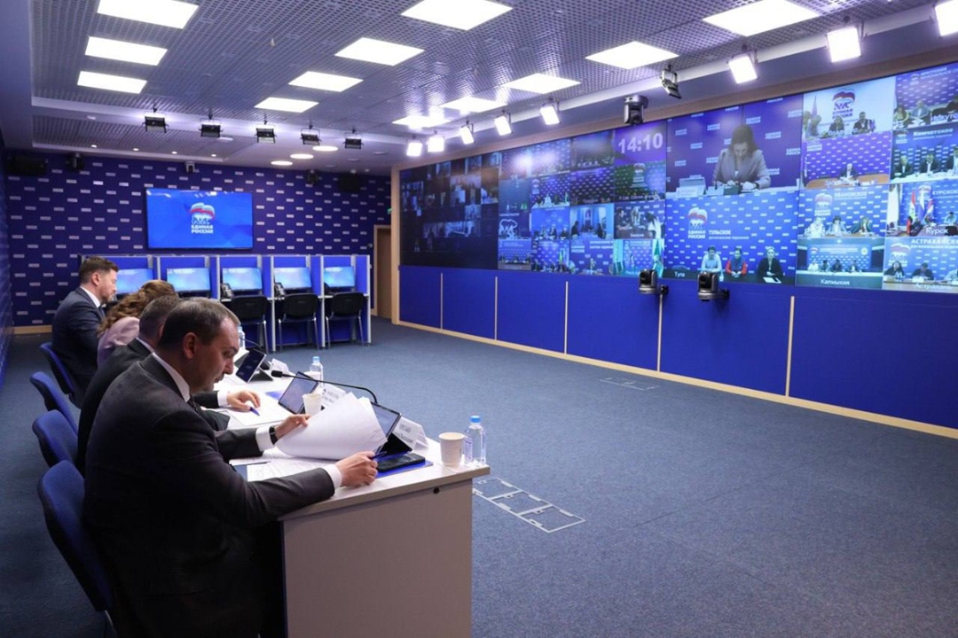 «Единая Россия» и Минстрой России провели прямую линию по вопросам ЖКХ