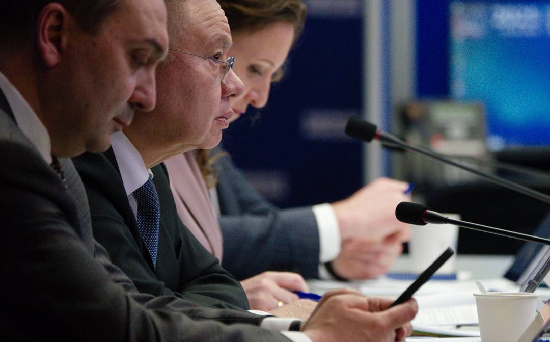 «Единая Россия» и Минстрой России провели прямую линию по вопросам ЖКХ