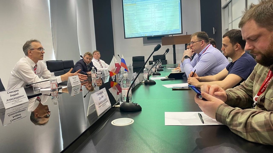 13 мая делегация сельско-хозяйственного бизнес направления «Русагро» посетила экскурсию по новому тракторному заводу «Ростсельмаш»