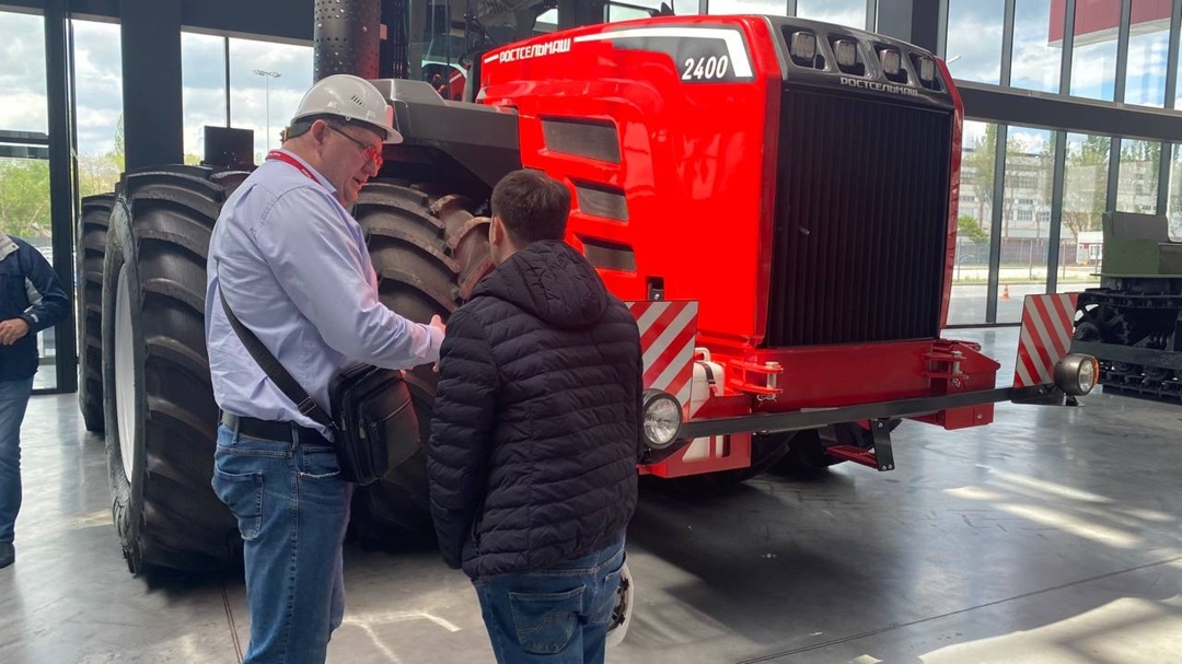 13 мая делегация сельско-хозяйственного бизнес направления «Русагро» посетила экскурсию по новому тракторному заводу «Ростсельмаш»