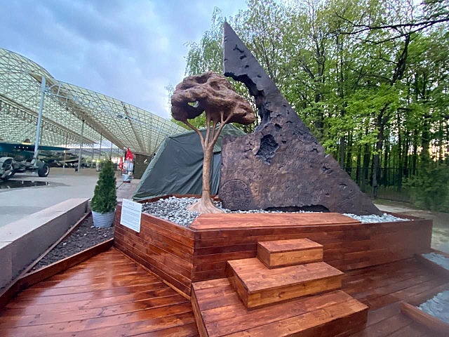 Установлен памятник героям ВОВ на Поклонной горе в Москве