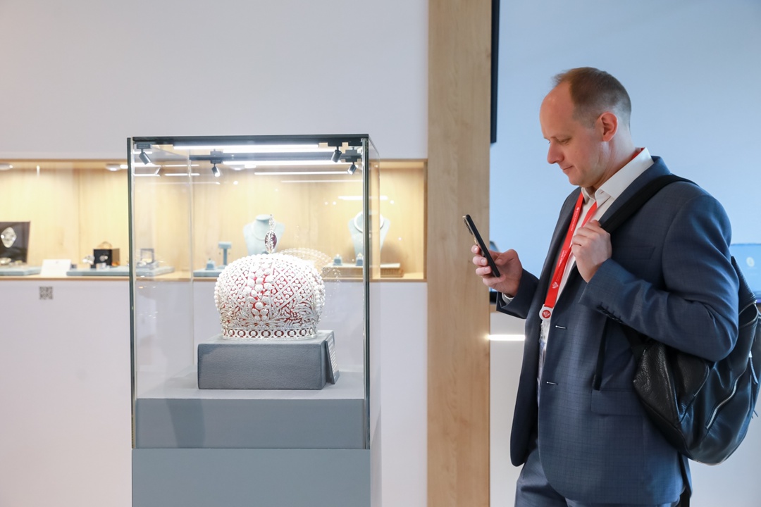 На площадке ПМЮФ представили стенд, посвященный экспертизе в сфере обращения драгоценных камней