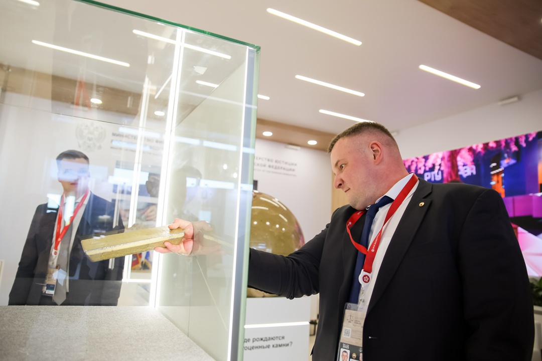 На площадке ПМЮФ представили стенд, посвященный экспертизе в сфере обращения драгоценных камней