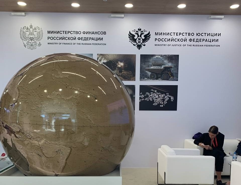 На площадке ПМЮФ представили стенд, посвященный экспертизе в сфере обращения драгоценных камней