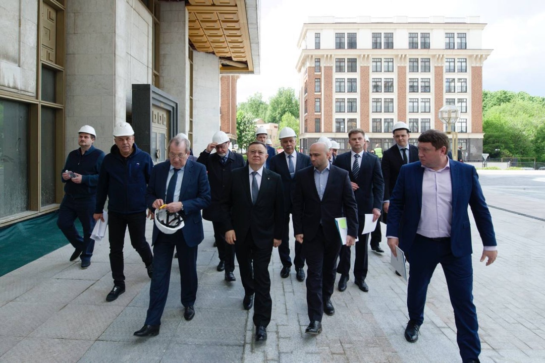 Министр строительства и ЖКХ РФ Ирек Файзуллин осмотрел ход выполнения работ по капитальному ремонту здания Президиума РАН.