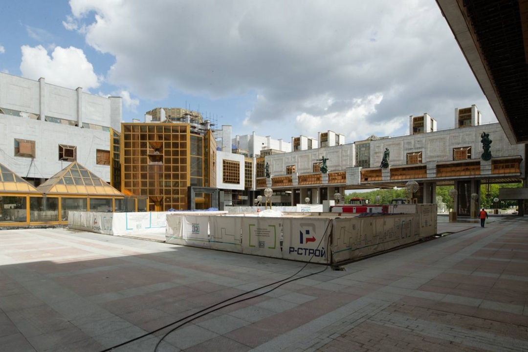 Министр строительства и ЖКХ РФ Ирек Файзуллин осмотрел ход выполнения работ по капитальному ремонту здания Президиума РАН.