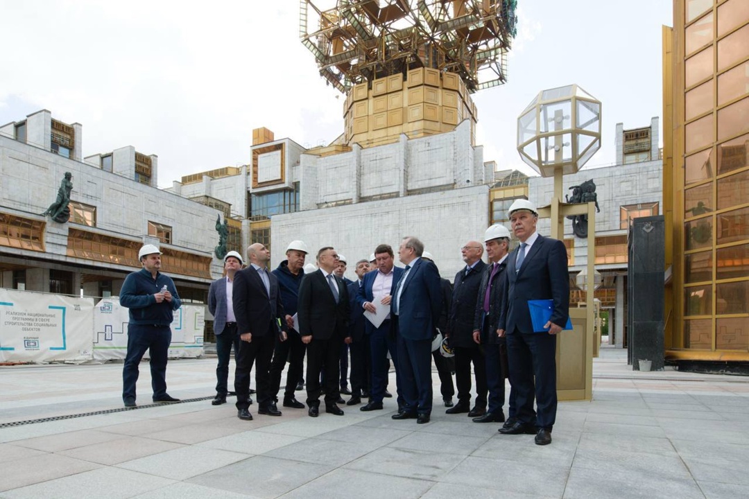 Министр строительства и ЖКХ РФ Ирек Файзуллин осмотрел ход выполнения работ по капитальному ремонту здания Президиума РАН.