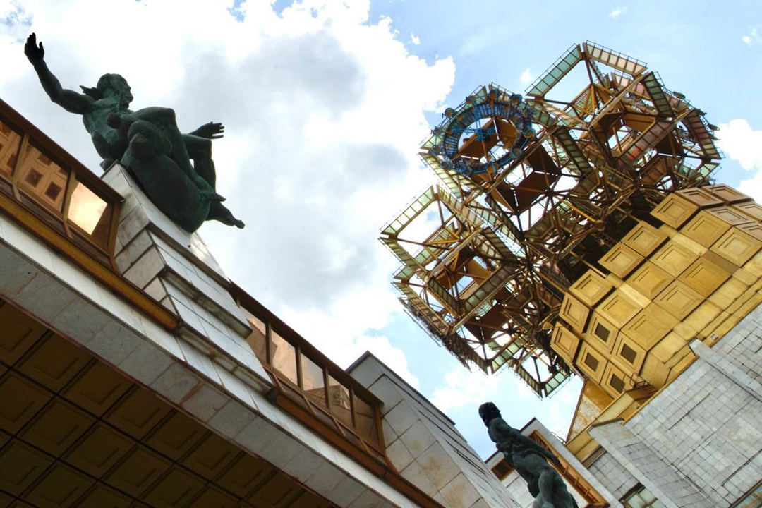 Министр строительства и ЖКХ РФ Ирек Файзуллин осмотрел ход выполнения работ по капитальному ремонту здания Президиума РАН.