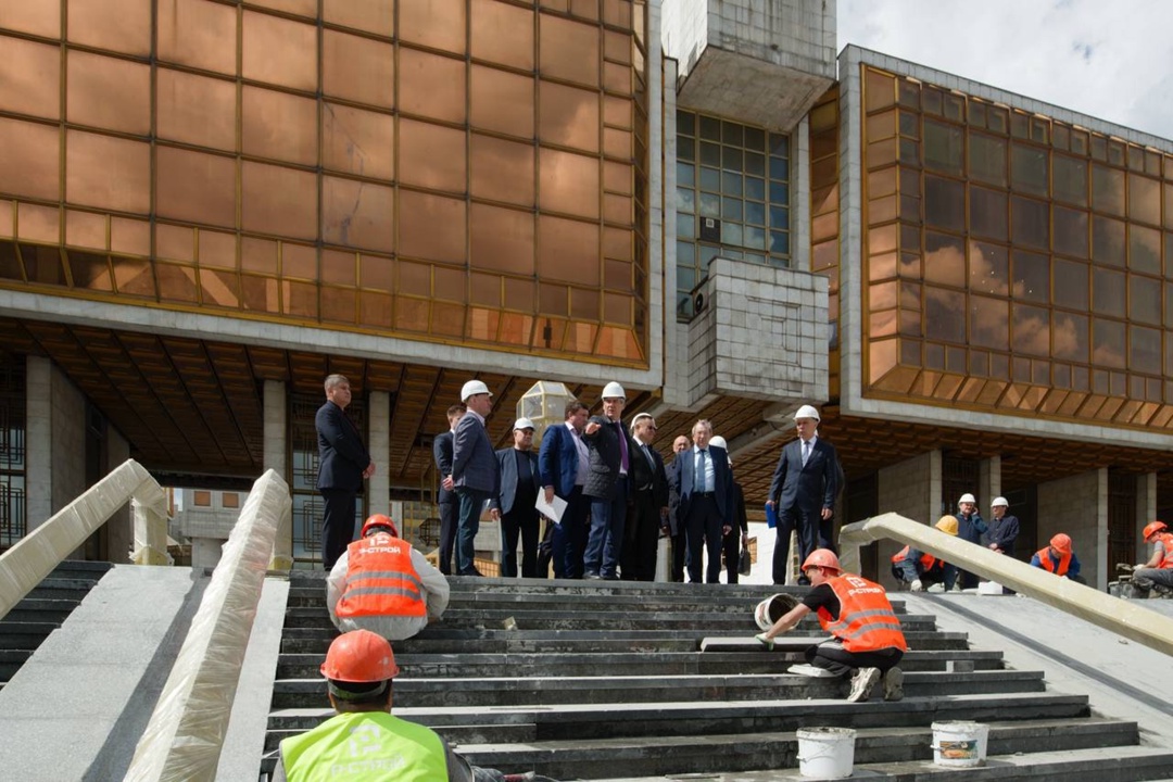 Министр строительства и ЖКХ РФ Ирек Файзуллин осмотрел ход выполнения работ по капитальному ремонту здания Президиума РАН.