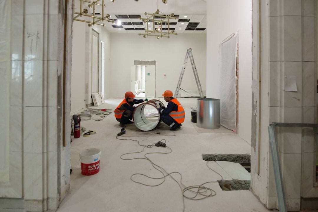 Министр строительства и ЖКХ РФ Ирек Файзуллин осмотрел ход выполнения работ по капитальному ремонту здания Президиума РАН.