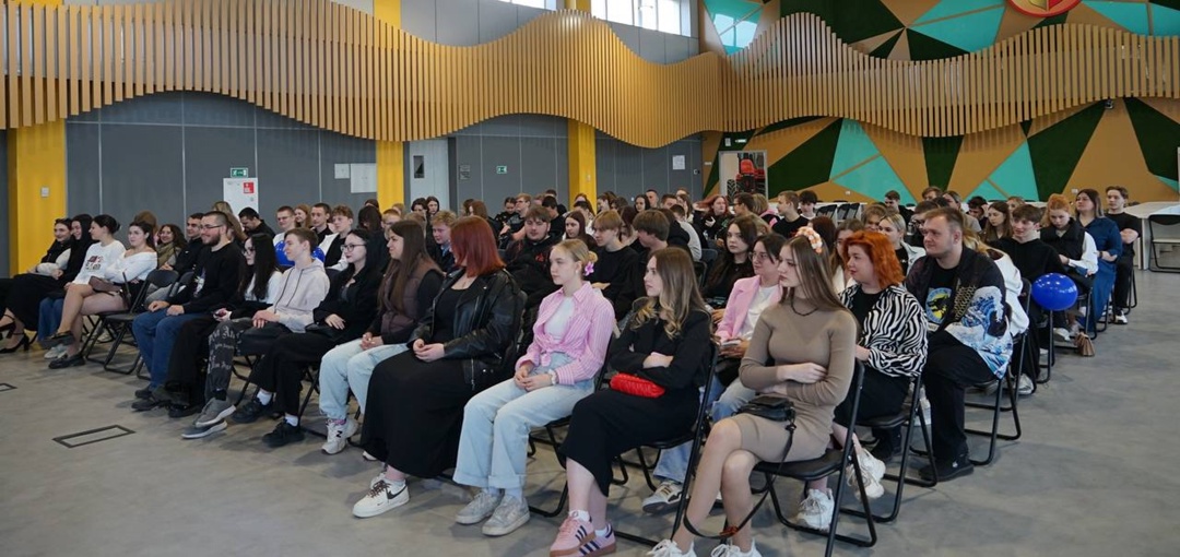 Главный специалист управления по работе с персоналом, оплате и мотивации труда ГК «Агро-Белогорье» Алина Листопад и специалист по работе с молодёжью ГК…