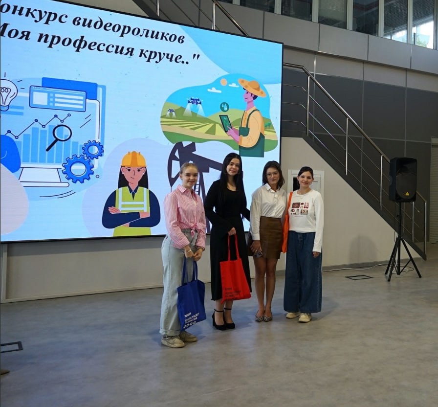 Главный специалист управления по работе с персоналом, оплате и мотивации труда ГК «Агро-Белогорье» Алина Листопад и специалист по работе с молодёжью ГК…