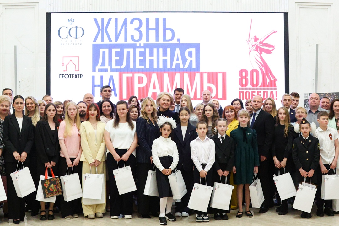 Лилия Гумерова и Дмитрий Василенко открыли в Совете Федерации выставку детского рисунка «Жизнь, делённая на граммы»