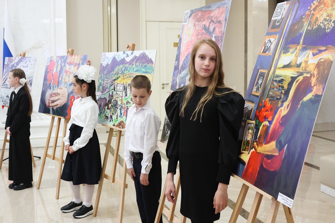 Лилия Гумерова и Дмитрий Василенко открыли в Совете Федерации выставку детского рисунка «Жизнь, делённая на граммы»