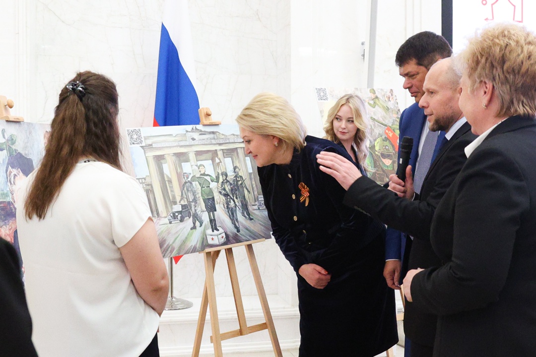 Лилия Гумерова и Дмитрий Василенко открыли в Совете Федерации выставку детского рисунка «Жизнь, делённая на граммы»