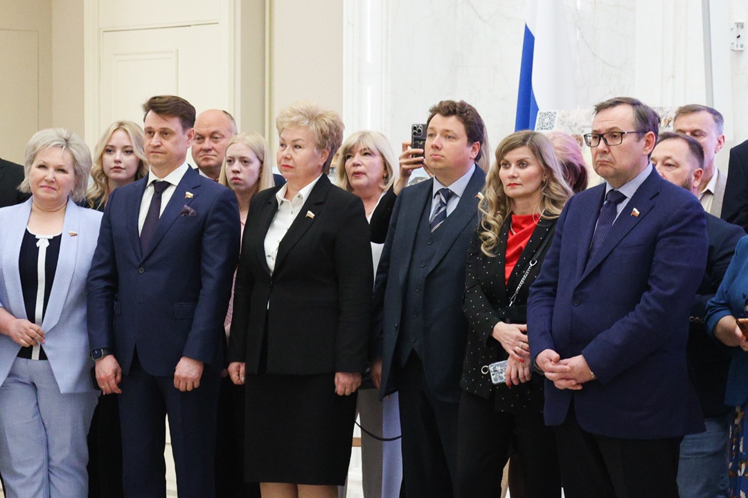 Лилия Гумерова и Дмитрий Василенко открыли в Совете Федерации выставку детского рисунка «Жизнь, делённая на граммы»