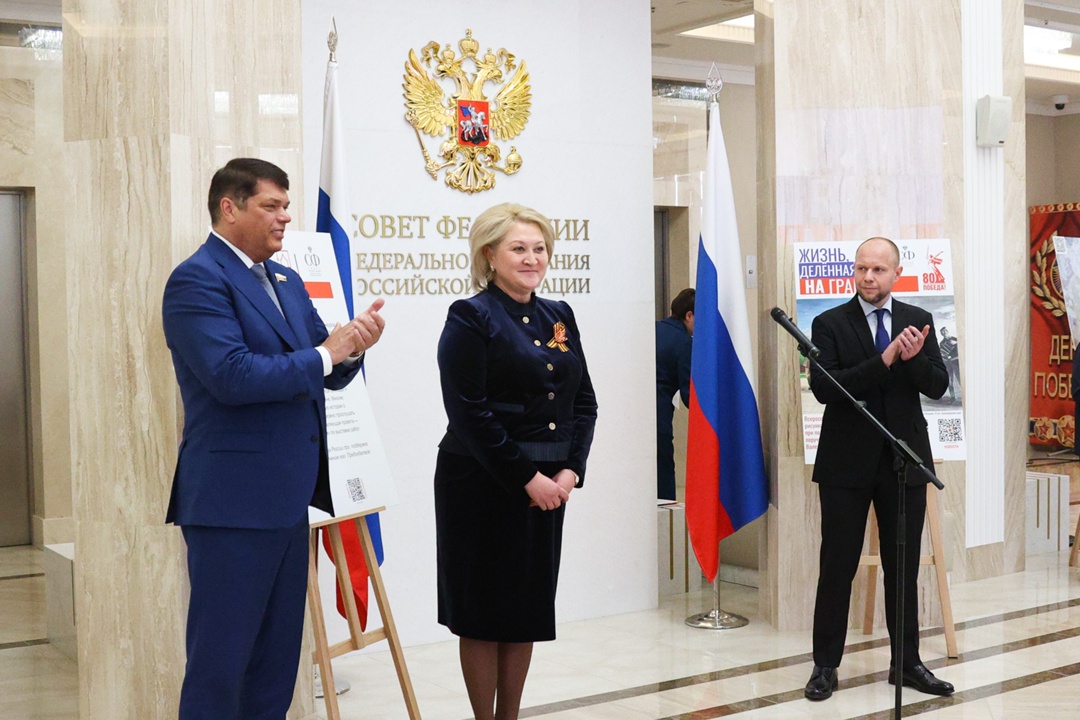 Лилия Гумерова и Дмитрий Василенко открыли в Совете Федерации выставку детского рисунка «Жизнь, делённая на граммы»