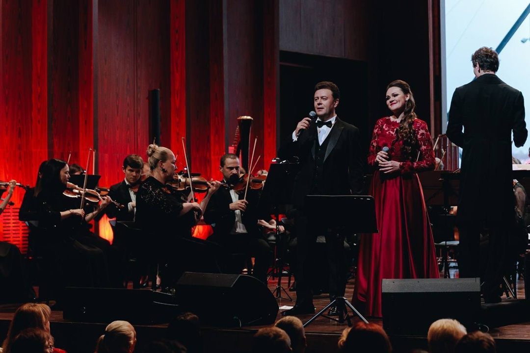 Звёзды оперы в Нижнем Новгороде Полина Шамаева и Александр Суханов, а также дирижёр Арсентий Ткаченко представили жителям и гостям города программу «Я люблю…