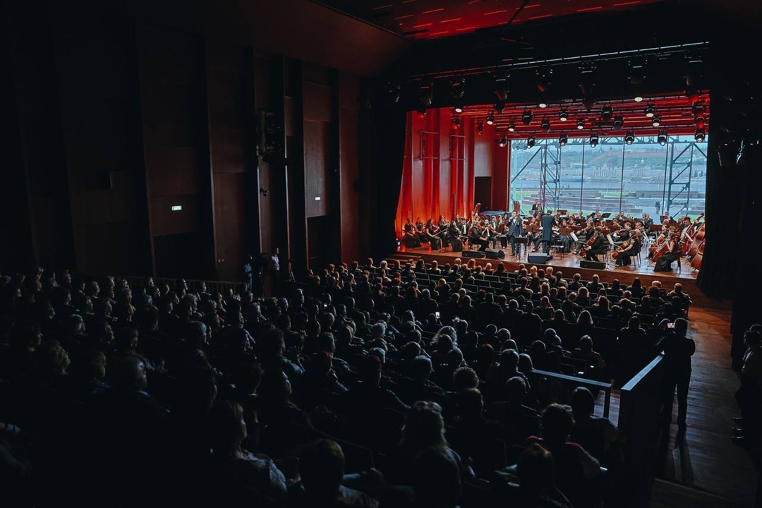 Звёзды оперы в Нижнем Новгороде Полина Шамаева и Александр Суханов, а также дирижёр Арсентий Ткаченко представили жителям и гостям города программу «Я люблю…