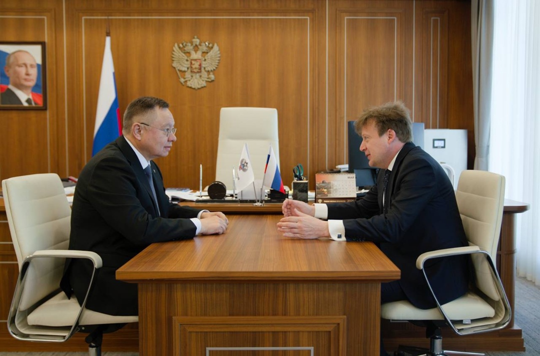 Глава Минстроя России Ирек Файзуллин провел рабочую встречу с Президентом Национального объединения строителей (НОСТРОЙ) Антоном Глушковым