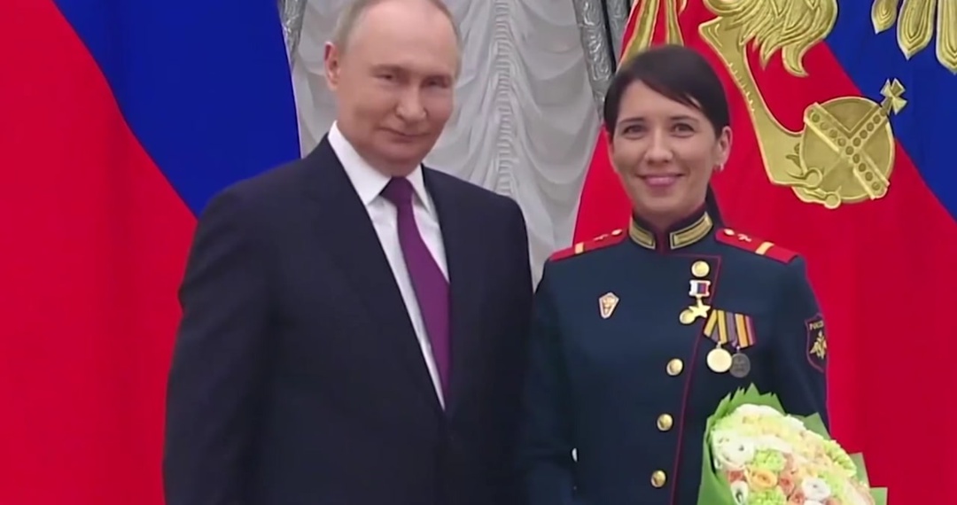 ️ Владимир Путин вручил наградил «Золотой Звездой» Героя России медсестру, закрывшую собой раненого солдата