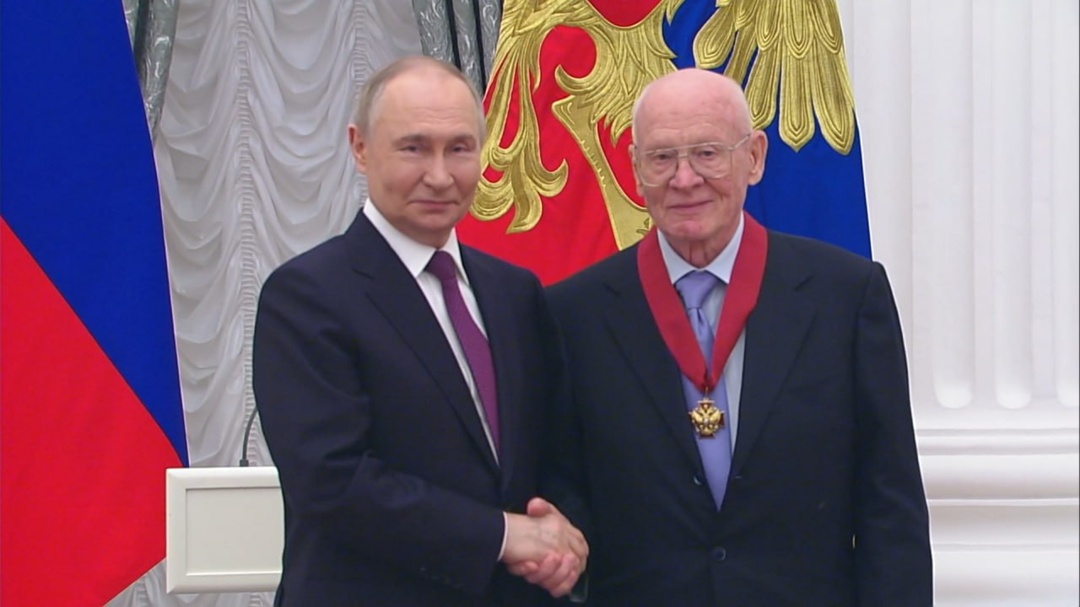 Владимир Путин вручил орден "За заслуги перед Отечеством" Валерию Чиссову