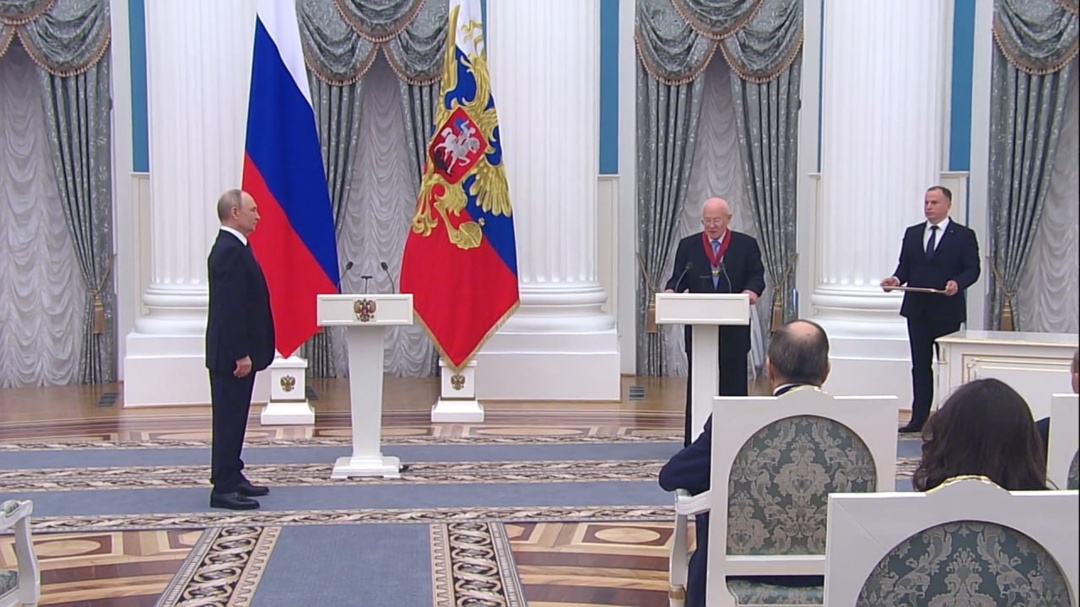 Владимир Путин вручил орден "За заслуги перед Отечеством" Валерию Чиссову