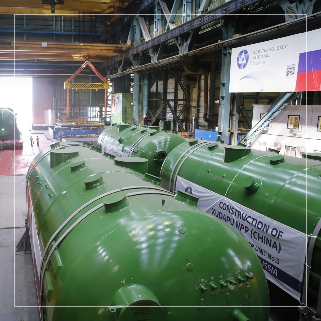 В активной зоне ядерного реактора происходит управляемая цепная реакция деления ядер радиоактивных материалов, таких как уран-235