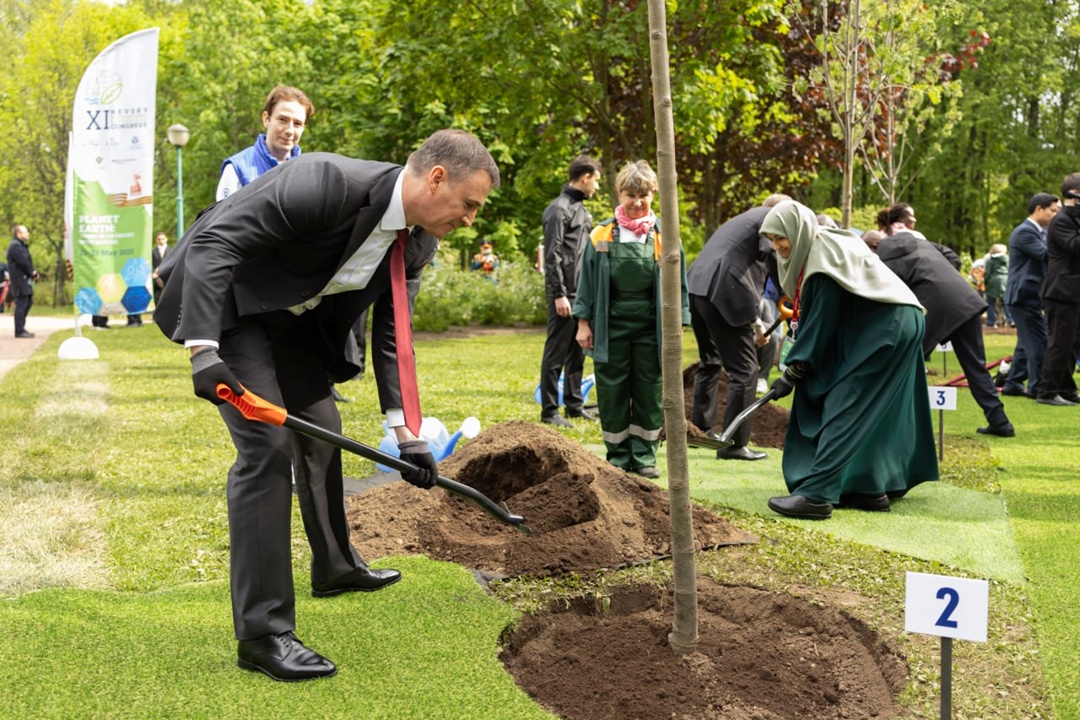 Дмитрий Патрушев высадил дерево в рамках акции «Сад памяти», а также провел ряд международных встреч