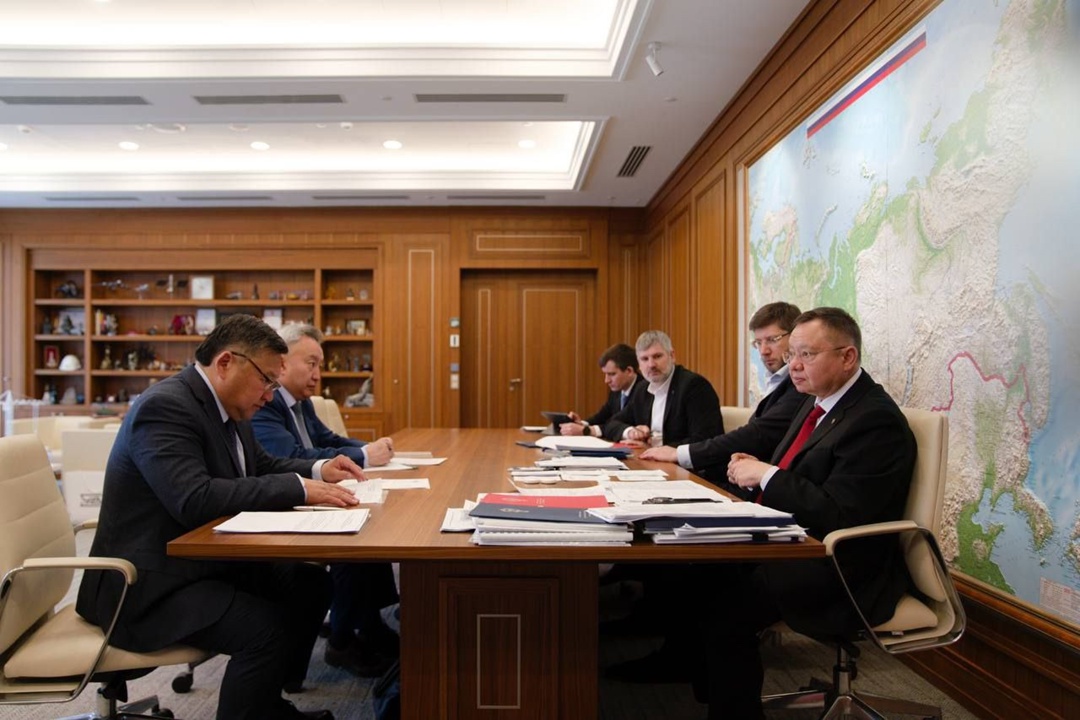 Министр строительства и ЖКХ РФ Ирек Файзуллин провел рабочую встречу с Главой Республики Тыва Владиславом Ховалыгом