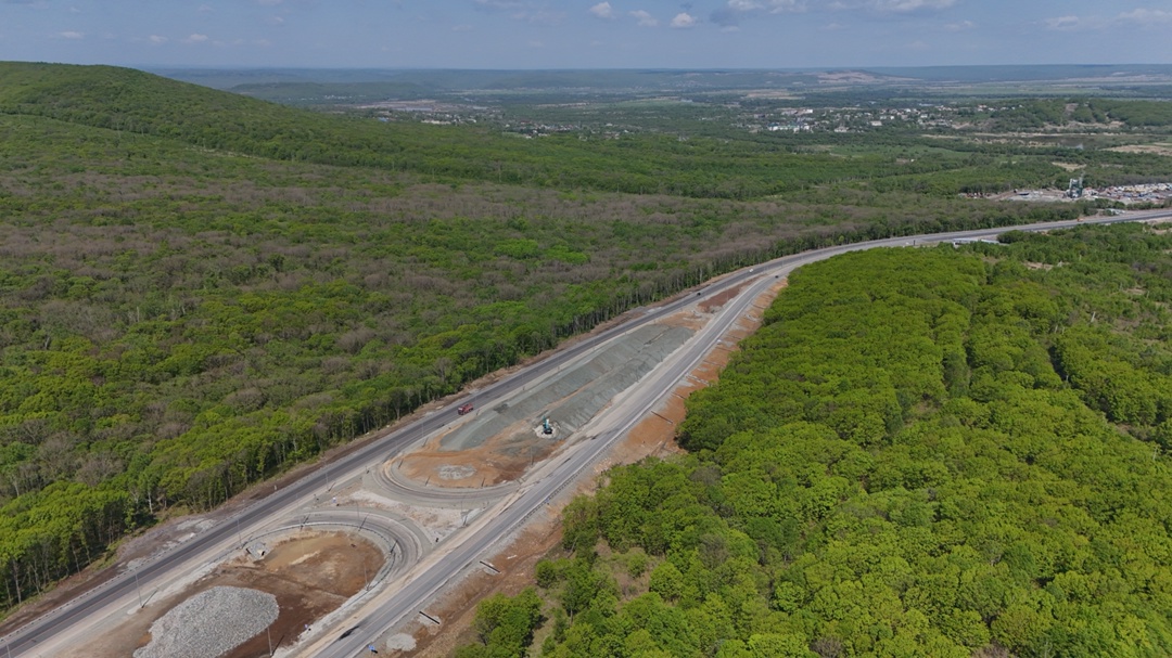 В Приморском крае к осени полностью обновят 15-километровый участок трассы, связывающей Хабаровск и Владивосток