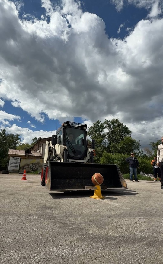 Погрузчик против коробка спичек На комбинате прошёл яркий и зрелищный конкурс «Лучшее звено: Водитель погрузчика – 2025»