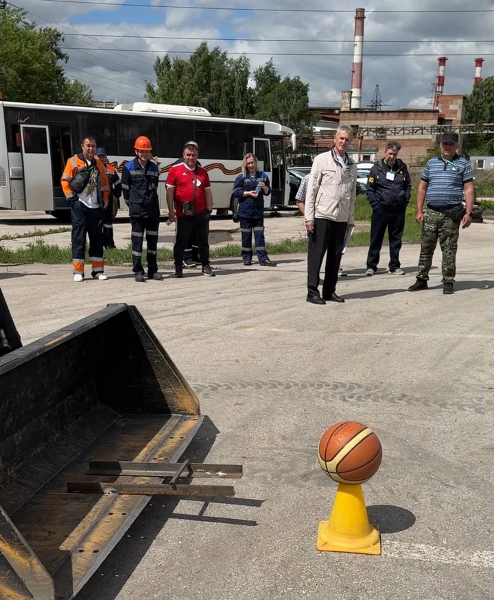 Погрузчик против коробка спичек На комбинате прошёл яркий и зрелищный конкурс «Лучшее звено: Водитель погрузчика – 2025»