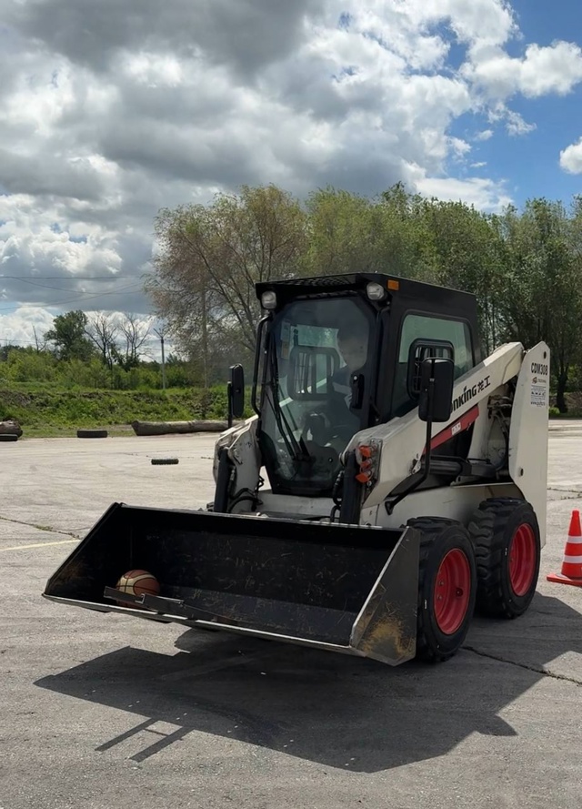 Погрузчик против коробка спичек На комбинате прошёл яркий и зрелищный конкурс «Лучшее звено: Водитель погрузчика – 2025»