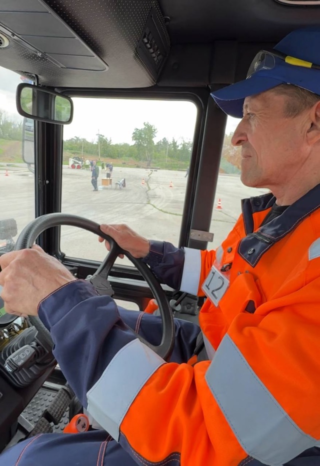 Погрузчик против коробка спичек На комбинате прошёл яркий и зрелищный конкурс «Лучшее звено: Водитель погрузчика – 2025»