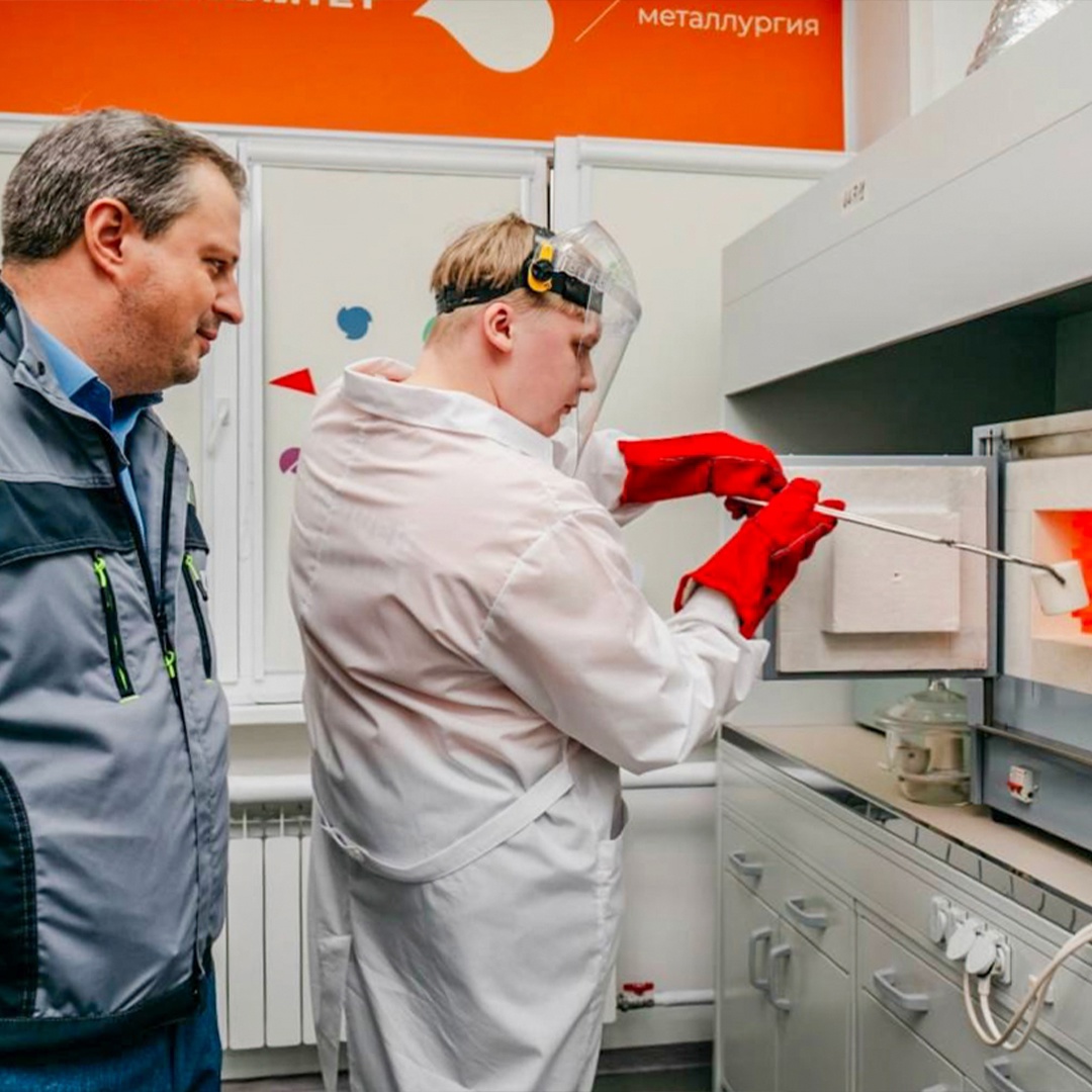 Как в сжатые сроки освоить профессию, пройти практику на производстве, получить корпоративную стипендию, а после окончания обучения — гарантированное…